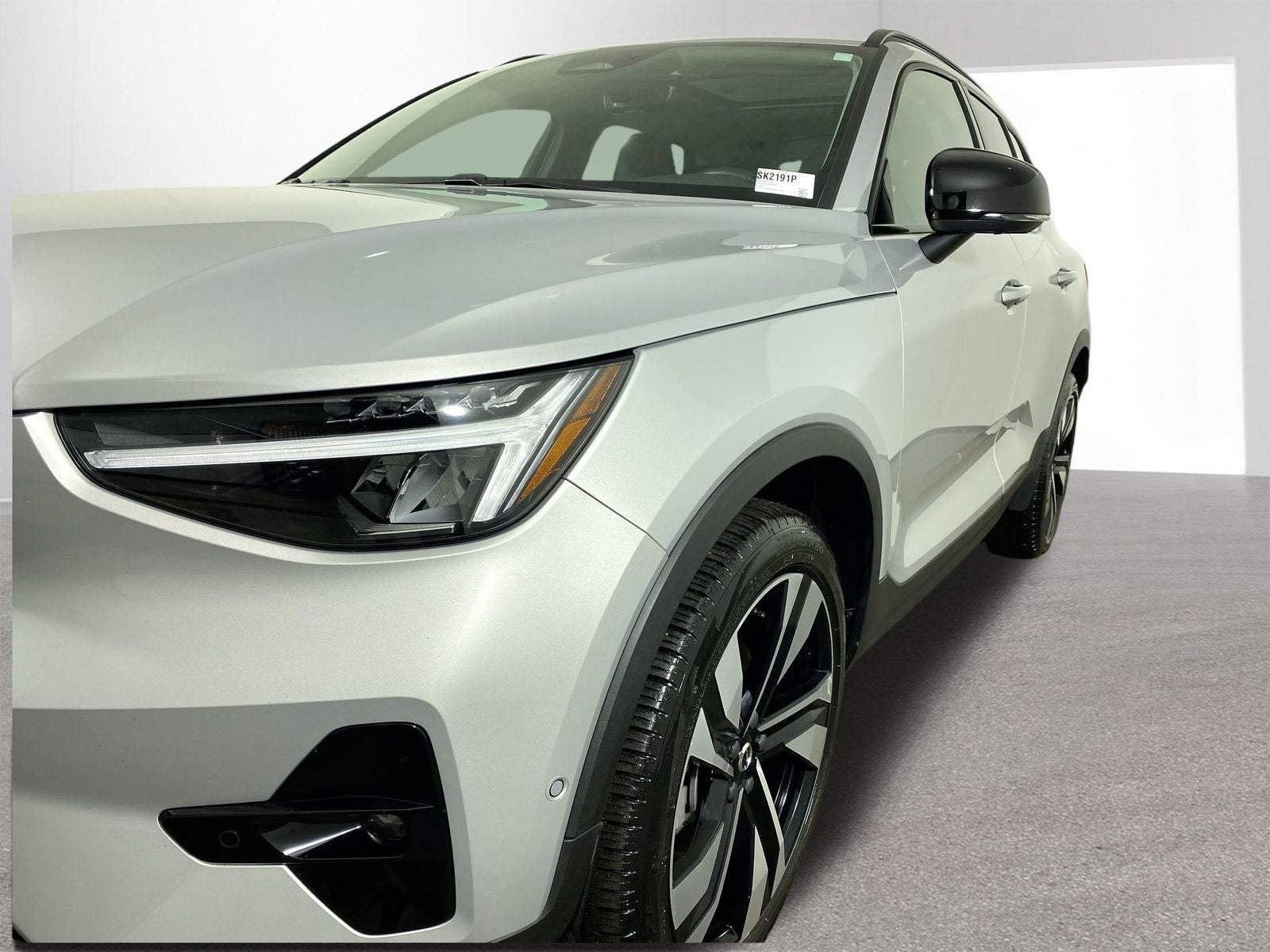 2025 Volvo XC40 B5 Plus Dark Theme