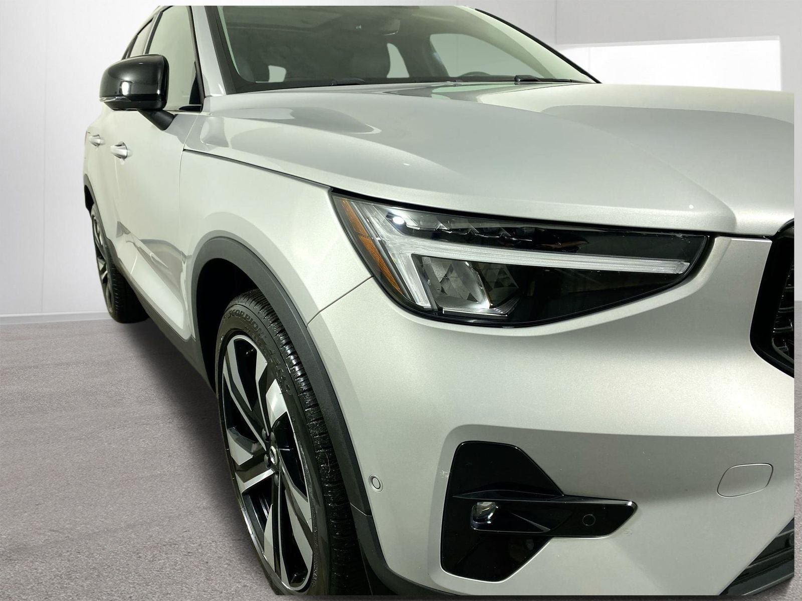 2025 Volvo XC40 B5 Plus Dark Theme