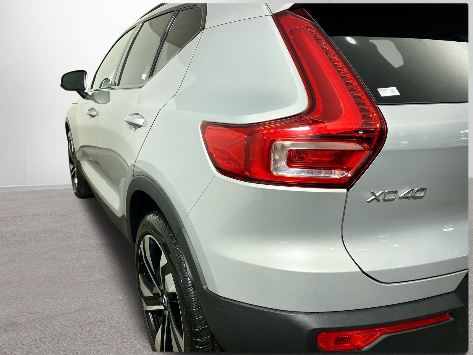 2025 Volvo XC40 B5 Plus Dark Theme